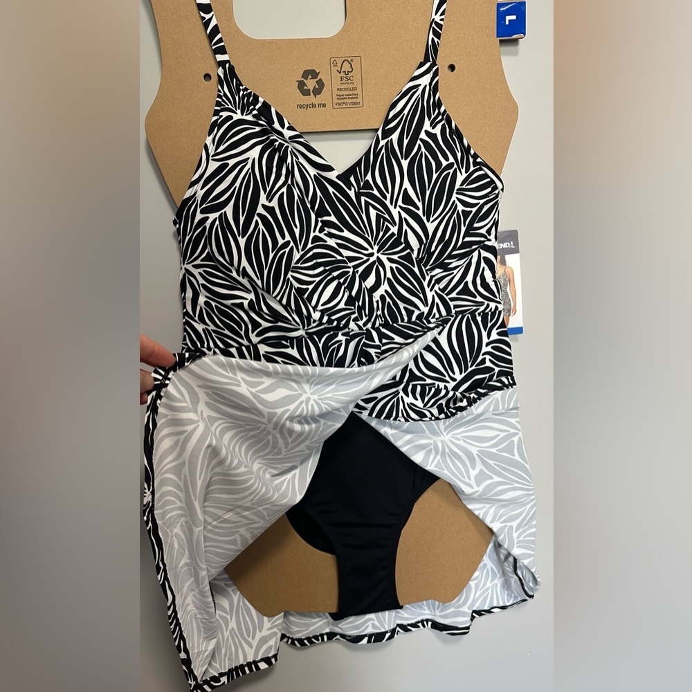 ☀️NWT Lands' End Women’s V-Neck Tulip Wrap Swim Dress – Sizes L☀️ - Picture 3 of 14